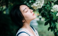 把腿再抬高一点就能吃到扇贝了